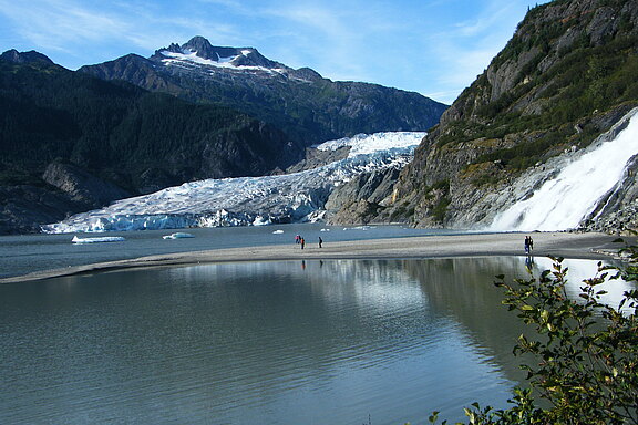 Meine-Alaskakreuzfahrt-Mendenhall-Gletscher-und-Wasserfall-MOCEAN.JPG 