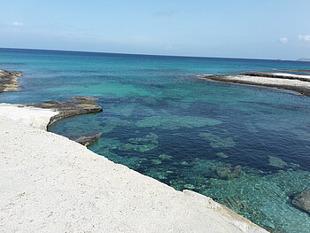 Türkisblaues Wasser und Sandstrand