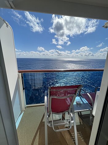 Der Blick aufs Mittelmeer von einem der gemütlichen Balkone