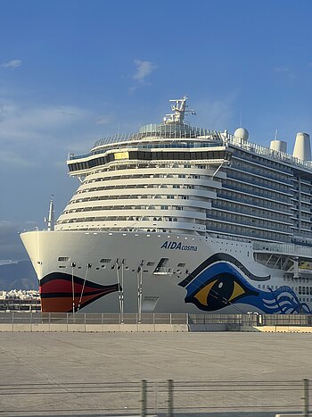 Die großartige AIDAcosma im Hafen von Palma de Mallorca